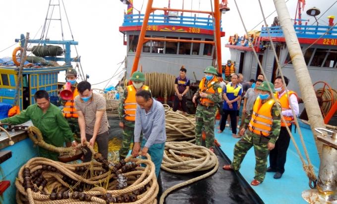Tàu cá dã cào khai thác hải sản bất hợp pháp trên vùng biển Hà Tĩnh bị lực lượng chức năng bắt giữ. Ảnh: Việt Khánh.