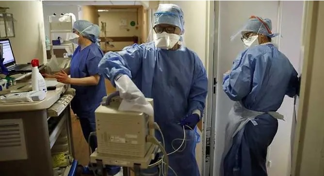 Các y tá sử dụng thiết bị y tế tại phòng chăm sóc đặc biệt của bệnh viện tư nhân Peupliers ở Paris, Pháp. Ảnh: AFP.