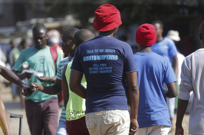 Người đàn ông mặc áo phông có quảng cáo về các biện pháp tránh thai, ở Harare, Zimbabwe, ngày 9/4/2020. Ảnh: Tsvangirayi Mukwazhi/AP.