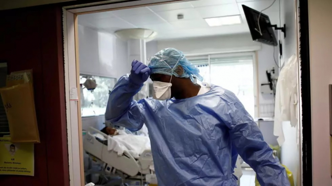 Nhân viên y tế làm việc trong phòng chăm sóc đặc biệt tại phòng khám Ambroise Pare ở Neuilly-sur-Seine gần Paris hôm 1/4/2020. Ảnh: Reuters.