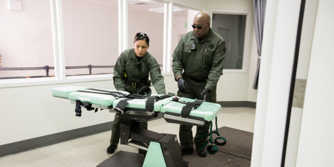 Các nhân viên tháo dỡ cơ sở tiêm thuốc độc chết người tại Nhà tù bang San Quentin hôm 13/3/2019. Ảnh: Getty Images.