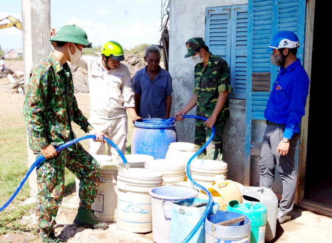 Tình dân - quân, đưa nước ngọt về vùng khô hạn cho bà con ở nông thôn. Ảnh: TL.