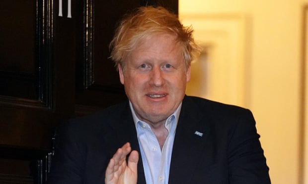 Thủ tướng Anh Boris Johnson tham gia cổ vũ nhân viên y tế bên ngoài số 11 phố Downing hôm 2/4/2020 trước khi nhập viện. Ảnh: PA.