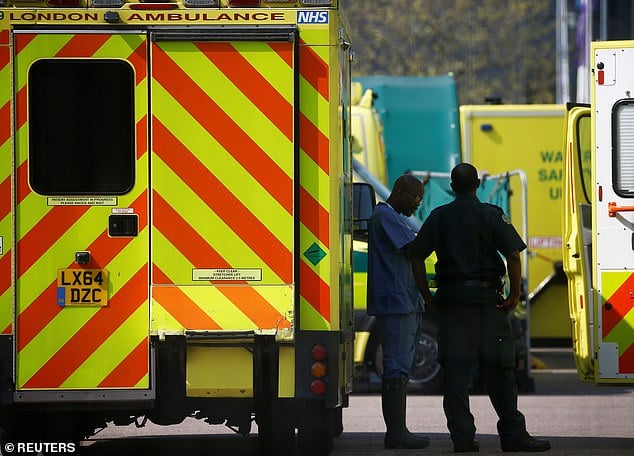'Các bệnh viện trên khắp Vương quốc Anh buộc phải bọc xác chết bằng vải trùm khi hết túi xác', những người phụ trách nhà tang lễ khẳng định. Ảnh: Reuters.