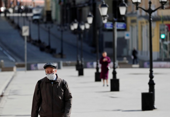 Người đàn ông đeo khẩu trang đi trên đường phố Moscow, Nga hôm 10/4/2020. Ảnh: Reuters.