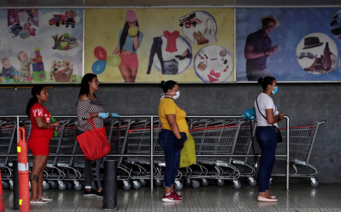 Các khách hàng chỉ toàn phụ nữ đứng chờ bên ngoài một siêu thị ở Thành phố Panama. Ảnh: Shutterstock.