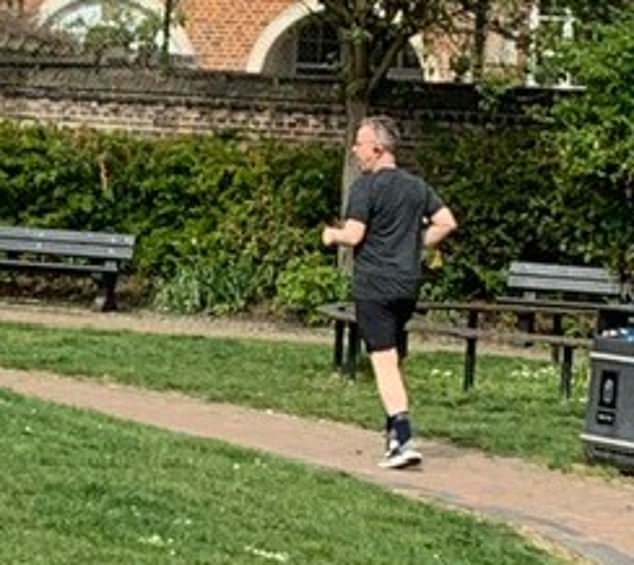 Bức ảnh ông Michael Gove đang chạy bộ trong một công viên gần nhà ở London. Ảnh: Daily Mail.