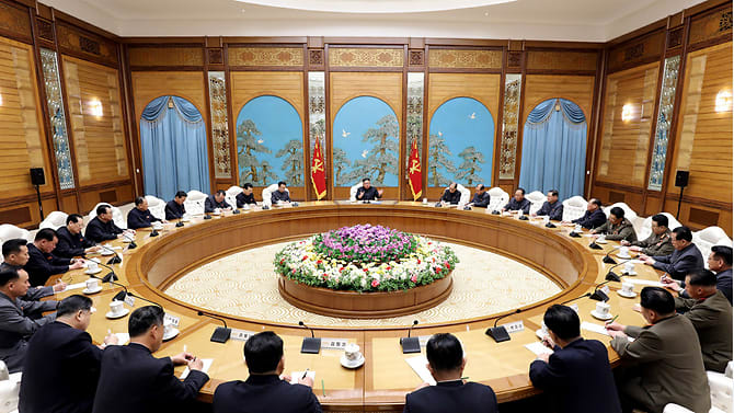 Nhà lãnh đạo Triều Tiên Kim Jong-un (giữa) chủ trì cuộc họp Bộ Chính trị vào ngày 11/4/2020. Ảnh: KCNA.