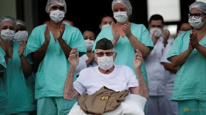 Cựu chiến binh Thế chiến II Ermando Armelino Piveta 99 tuổi người Brazil rời Bệnh viện Lực lượng Vũ trang, Brasíc, Brazil sau khi được điều trị khỏi Covid-19 ngày 14/4/2020. Ảnh: Reuters.