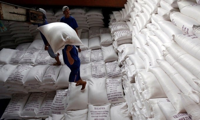 Công nhân bốc gạo lên tàu chờ xuất khẩu tại một nhà máy chế biến gạo ở đồng bằng sông Cửu Long. Ảnh: Reuters.