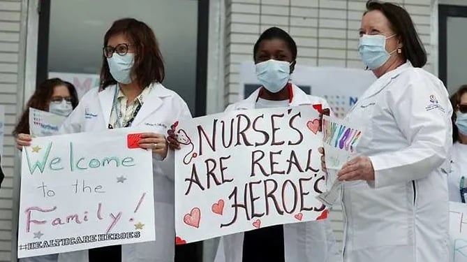 Những tấm biển chào đón các y tá đến từ khắp nước Mỹ tiếp viện cho Viện điều dưỡng Long Island ở New Hyde Park, New York. Ảnh: AFP/Getty Images.