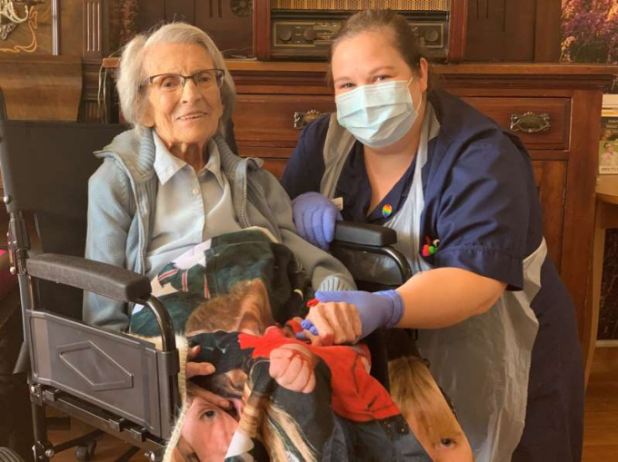 Cụ bà 106 tuổi Connie T Kitchen chiến thắng virus chỉ trong ba tuần kể từ khi nhập viện. Ảnh: PA.
