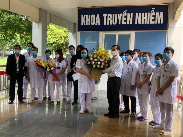 Người nhà bệnh nhân tặng hoa cảm ơn đội ngũ y, bác sĩ tại Khoa Truyền nhiễm, Bệnh viện Đa khoa tỉnh Ninh Bình. Ảnh: Bộ Y tế.