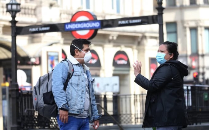 Những người đeo khẩu trang như một biện pháp phòng ngừa Covid-19 ở Trung tâm London. Ảnh: Anadolu Agency.
