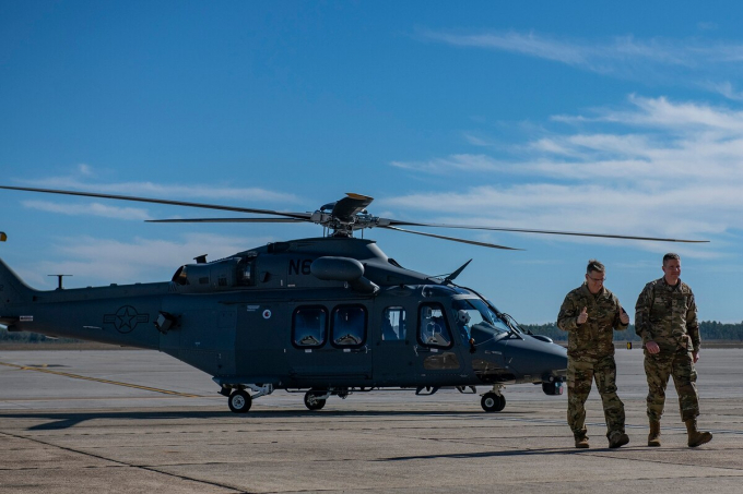 Tướng Timothy Ray, chỉ huy trưởng Bộ chỉ huy tấn công toàn cầu của Không quân và Đại tá Michael Jiru, sĩ quan điều hành chương trình của Bộ chỉ huy Không quân, rời máy bay MH-139 sau chuyến đi hôm 19/12/2019. Ảnh: Không quân Hoa Kỳ.