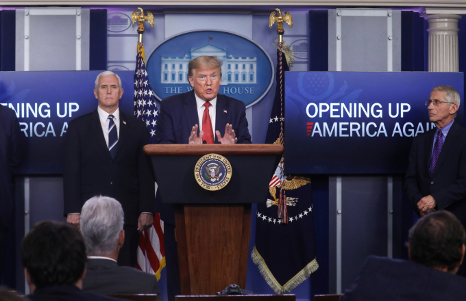 Tổng thống Donald Trump trả lời các câu hỏi về những hướng dẫn của chính quyền nhằm 'Mở cửa nước Mỹ một lần nữa' trong cuộc họp báo hàng ngày về Covid-19 tại Nhà Trắng ở Washington, Hoa Kỳ, hôm 16/4/2020. Ảnh: Reuters.