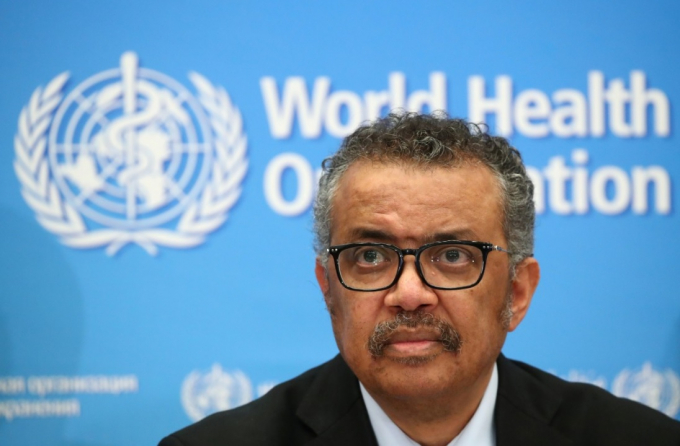 Tổng giám đốc Tổ chức Y tế Thế giới Tedros Adhanom Ghebreyesus tại cuộc họp báo Covid-19 ở trụ sở WHO (Geneva). Ông Tedros bị chỉ trích vì ca ngợi Trung Quốc về việc xử lý ổ dịch. Ảnh: Reuters.
