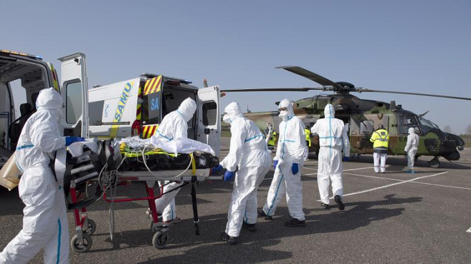Bệnh nhân Covid-19 tại Metz, miền Đông nước Pháp, được sơ tán đến Essen, Đức, hôm 28/3/2020. Ảnh: AP.