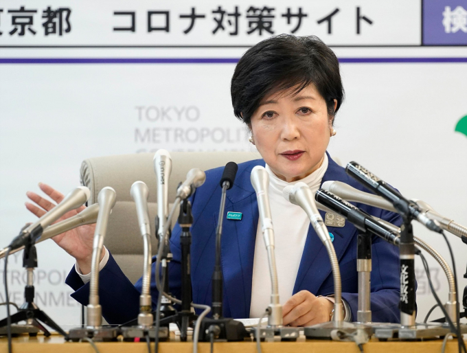 Thống đốc Tokyo Yuriko Koike trong một cuộc họp báo tại Tokyo ngày 30/3. Ảnh: AP.