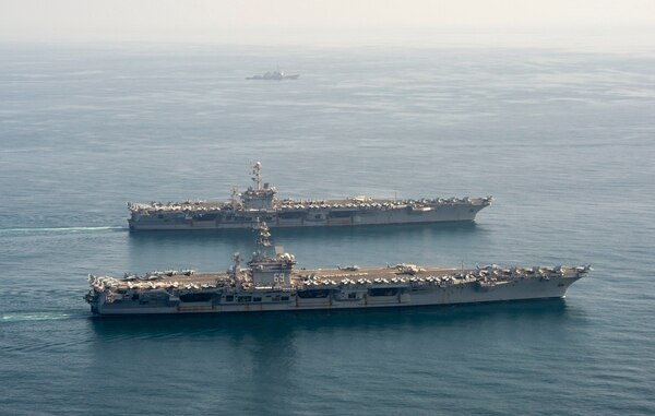 Các tàu sân bay Dwight D. Eisenhower và Harry S. Truman. Ảnh: Hải quân Hoa Kỳ.