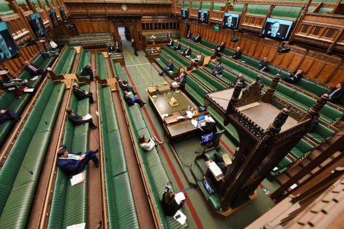 Toàn cảnh cuộc chất vấn hàng tuần tại Nghị viện, trong phiên họp quốc hội 'lai' giữa lúc đại dịch Covid-19 bùng phát, tại London, Anh, ngày 22/4/2020. Ảnh: Reuters.