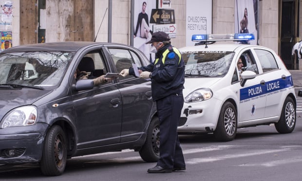 Cảnh sát ở Catania thực hiện kiểm tra để thử và ngăn chặn virus Corona lây lan. Ảnh: Getty Images.