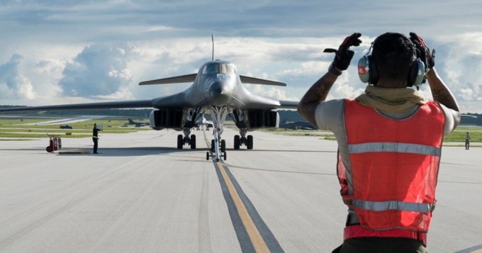 Một máy bay ném bom B-1B của Không quân Hoa Kỳ đến căn cứ không quân Andersen, đảo Guam, vào năm 2017. Ảnh: Không quân Hoa Kỳ/AP.