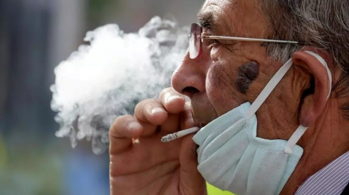 Các nhà nghiên cứu Pháp tìm thấy tỷ lệ người hút thuốc trong số các bệnh nhân Covid-19 ít hơn so với những người không hút thuốc.Ảnh: Reuters.