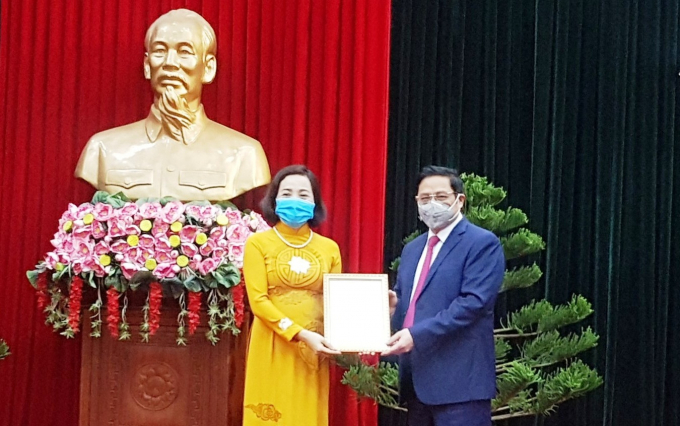 Ông Phạm Minh Chính trao quyết định và chúc mừng bà Nguyễn Thị Thanh.