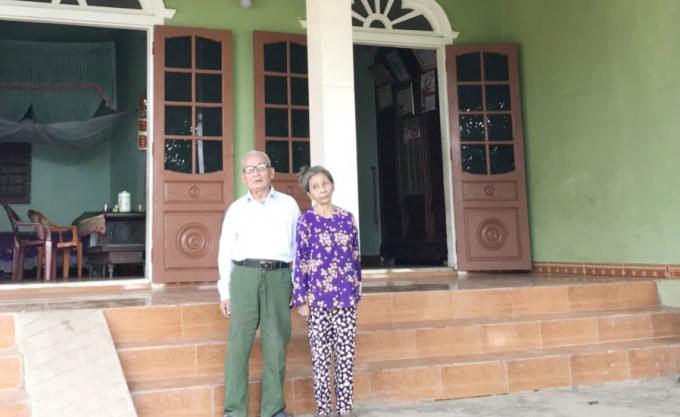 Vợ chồng ông Nguyễn Bá Huỳnh trước ngôi nhà của mình. Ảnh: Q.Diệu.