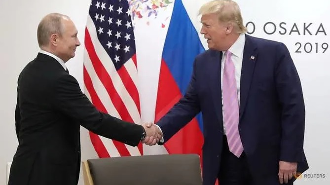 Tổng thống Nga Vladimir Putin bắt tay Tổng thống Hoa Kỳ Donald Trump trong cuộc họp bên lề Hội nghị thượng đỉnh G20 tại Osaka, Nhật Bản, ngày 28/6/2019. Ảnh: Reuters.
