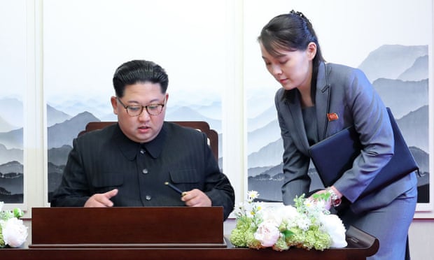 Ông Kim Jong-un bên cạnh em gái Kim Yo-jong. Ảnh: Getty Images.