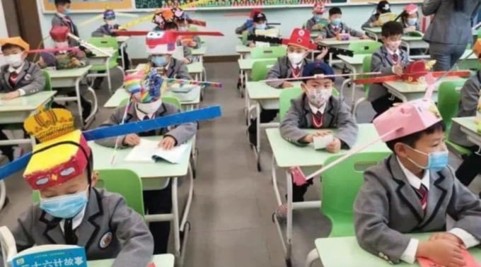 Những chiếc mũ cánh chuồn từ đời Tống được học sinh đội trong lớp học để duy trì khoảng cách. Ảnh: IDT.