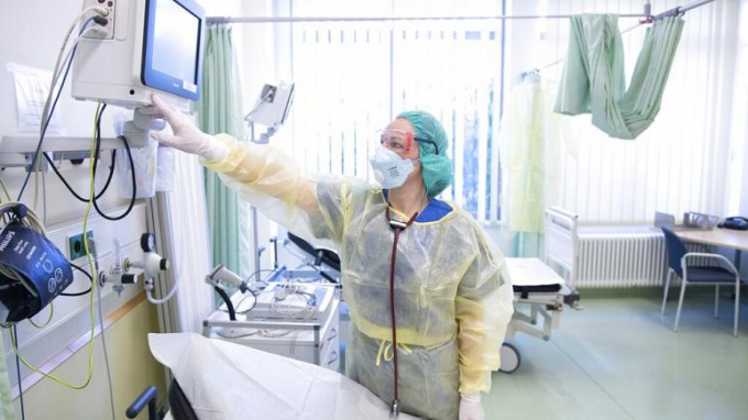 Y tá trong phòng chăm sóc đặc biệt của một bệnh viện tại Dresden, Đức chuẩn bị giường cho bệnh nhân Covid-19. Ảnh: dpa-Zentralbild.