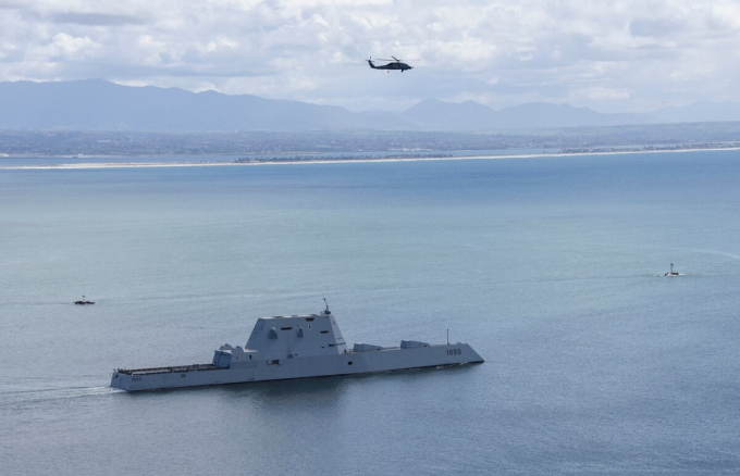 Tàu khu trục tên lửa dẫn đường Zumwalt rời San Diego, California. Ảnh: Hải quân Hoa Kỳ.