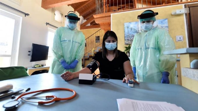 Các bác sĩ Italia điều trị bệnh nhân tại nhà trong bối cảnh virus Corona tiếp tục lây lan. Ảnh: Reuters.