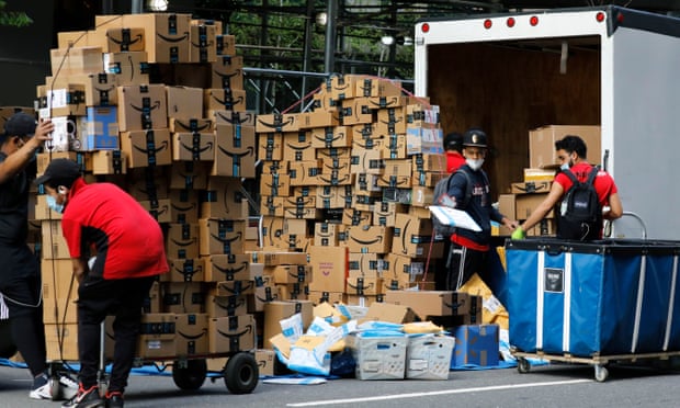 Nhân viên Amazon xếp các gói đồ để chuẩn bị giao hàng ở phía tây Manhattan, New York. Ảnh: Peter Foley/EPA.