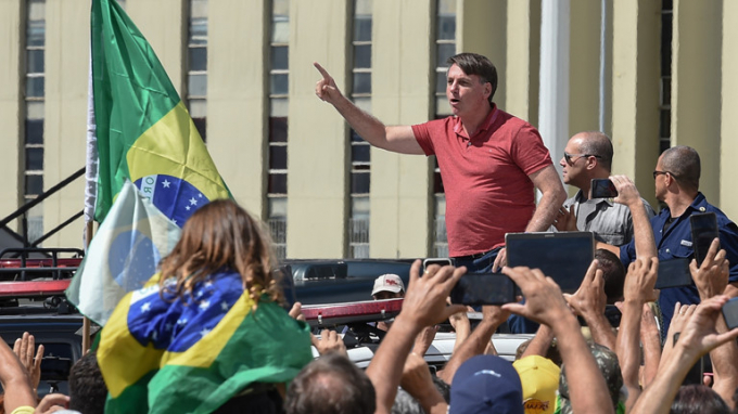 Tổng thống Brazil nói với đám đông người ủng hộ trong cuộc biểu tình phản đối cách ly xã hội ngăn Covid-19 hôm 19/4/2020. Ảnh: AFP.