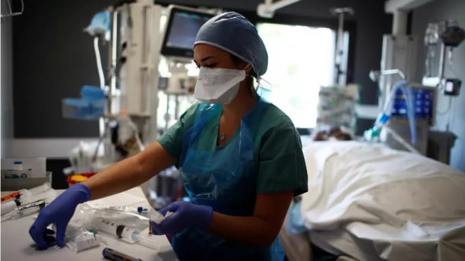 Một nhân viên y tế làm việc trong Đơn vị Chăm sóc Chuyên sâu về Covid-19 của Bệnh viện tư nhân Center Cardiologique du Nord ở Saint-Denis gần Paris, ngày 22/4/2020. Ảnh: Reuters.
