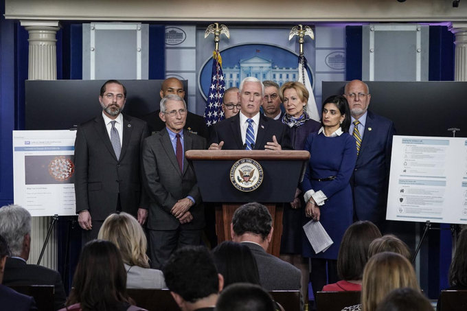 Phó Tổng thống Mike Pence đứng cùng các thành viên của đội đặc nhiệm virus Corona. Ảnh: Getty Images.