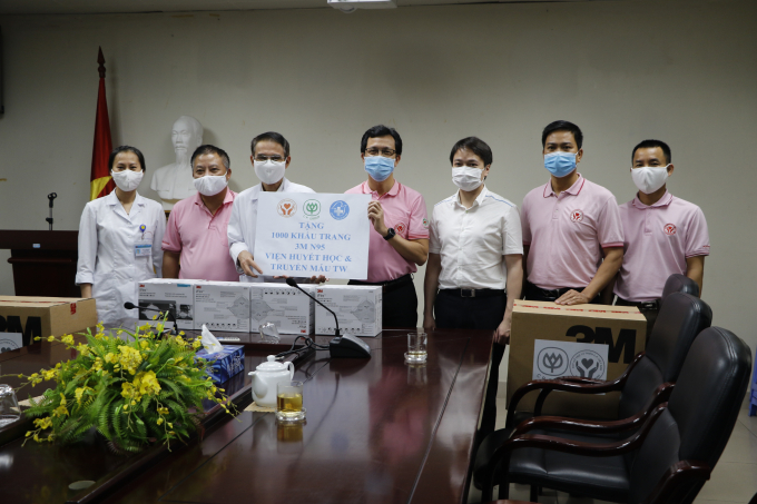 Ông Vũ Anh Tuấn, Phó Tổng Giám đốc công ty (áo hồng, đứng giữa), trao tặng khẩu trang 3M N95 cho Bệnh viện K, Hà Nội.