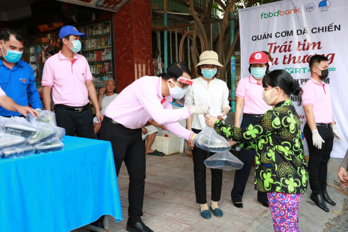 Ông Chinoros Benjachavakul, Phó Tổng Giám đốc công ty, trao phần cơm cho công nhân khu nhà trọ Hà Thủy, khu phố Thiên Bình, phường Tam Phước, thành phố Biên Hoà.