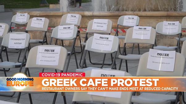Hình ảnh hàng trăm chiếc ghế trống được xếp tại quảng trường trung tâm Athens. Ảnh: euronews.
