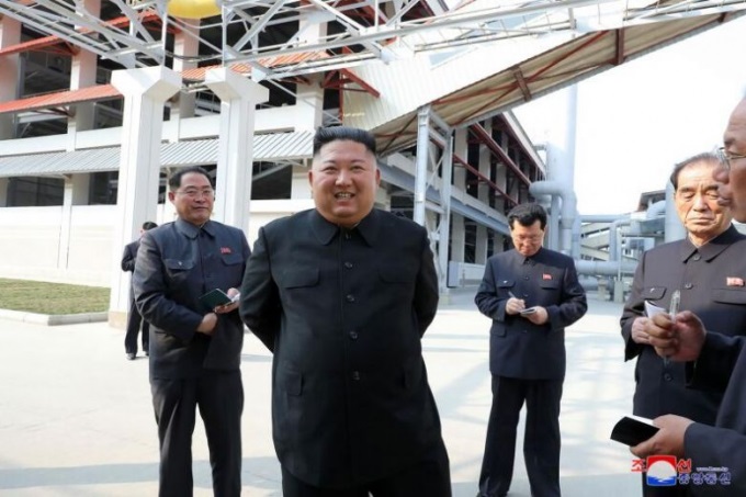 Ông Kim Jong-un tham quan nhà máy phân bón Sunchon hôm 1/5. Ảnh: KCNA.