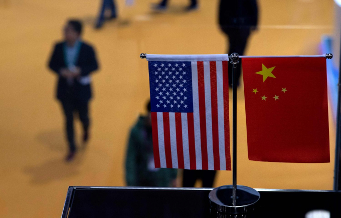 Cờ Trung Quốc và Hoa Kỳ được trưng bày trong một gian hàng của Hội chợ triển lãm nhập khẩu quốc tế Trung Quốc đầu tiên tại Thượng Hải, ngày 6/11/2018. Ảnh: AFP.