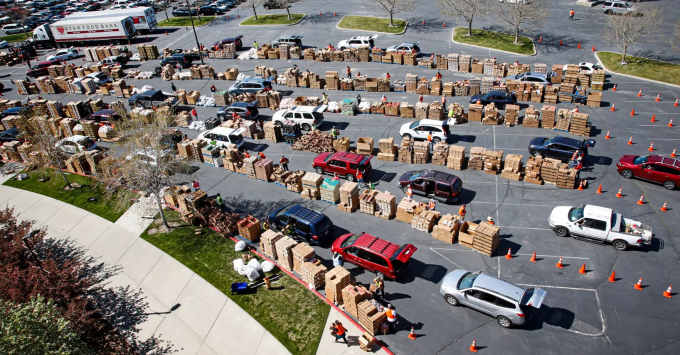 Ô tô xếp hàng lấy thức ăn trong bãi đậu xe của Trung tâm Maverik ở West Valley City, Utah, ngày 24/4/2020. Ảnh: AP.