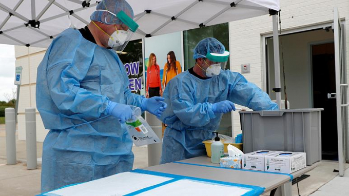 Các nhân viên y tế thiết lập một trạm thử nghiệm Covid-19 cho bệnh nhi được sàng lọc trước, ngày 2/4/2020. Ảnh: AP.
