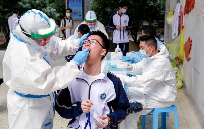 Học sinh Vũ Hán được lấy mẫu xét nghiệm virus. Ảnh: Reuters.