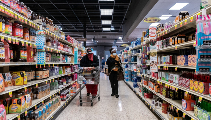 Khách hàng đeo khẩu trang mua sắm tại một siêu thị ở St. Louis, Missouri, Hoa Kỳ, ngày 4/4/2020. Ảnh: Reuters.