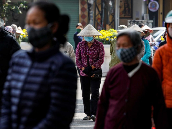 Công dân Việt Nam nghiêm túc đối mặt với khủng hoảng từ rất sớm. Ảnh: Reuters.